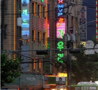 재판 중인 룸살롱 황제, 또다시 기소