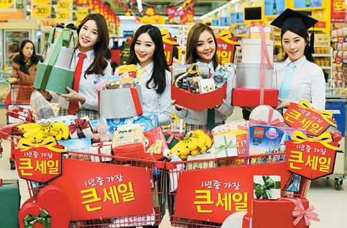 [기획] “2014년 가기 전 하나라도 더…”  대형마트·백화점, 절박한 연말 세일