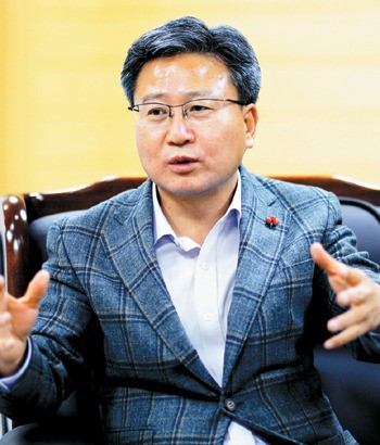 채인석 경기 화성시장 “학교를 마을 사랑방이자 평생학습 중심으로”