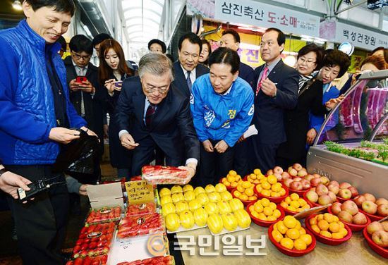 전통시장서 물건 고르는 문재인 대표