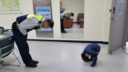 파출소 찾은 꼬마의 ‘폴더인사’… 경찰관은 ‘배꼽인사’