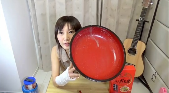 ［영상］‘젓가락몸매’의 푸드파이터, 충격적인 먹방