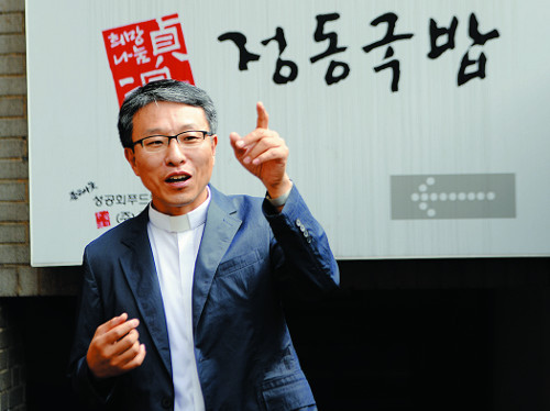 ‘정동국밥’ 운영하는 성공회푸드뱅크  김한승 신부 “따뜻한 국밥에 사랑을 말았습니다”