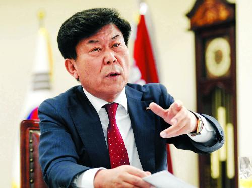 [데스크 직격 인터뷰-박성택 중소기업중앙회장]  “청년실업, 노동시장 유연하게 바꾸면 해소될 것”