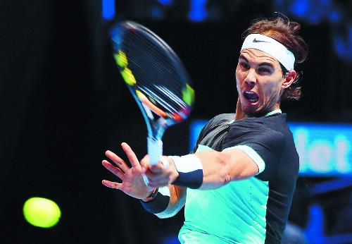 [포토] 강력한 포핸드 리턴… 나달, ATP 월드투어 파이널 대회 첫 승