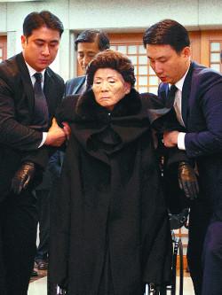 [김영삼 前 대통령 서거]  휠체어에 의지한 손명순 여사 “안 추웠는데, 춥다…”