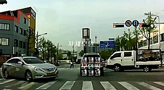 ［영상］“나만 먼저 가면 돼”… 교차로 ‘길막’ 1인자