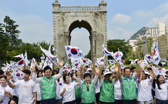 [포토] 독립문앞에서 태극기 만세삼창