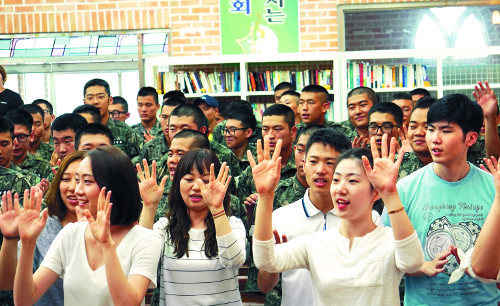 [뜨거운 선교현장에 선 청년들] 철책 장병들과 찬양… 내 인생 가장 뜨거운 여름