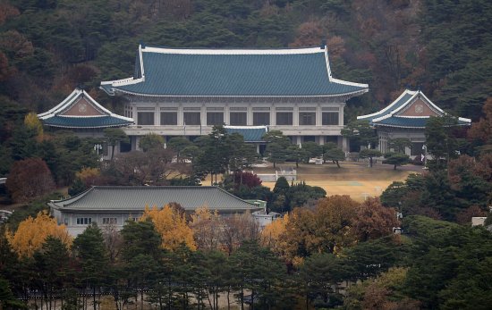검찰에 불려온 이재만·안봉근 전 비서관… 문고리 열리는 청와대