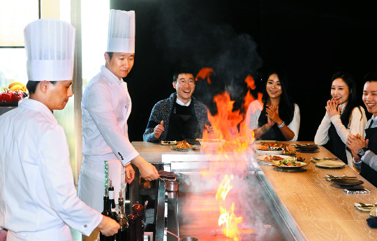[포토] “빨리 주세요”… 군침도는 철판요리