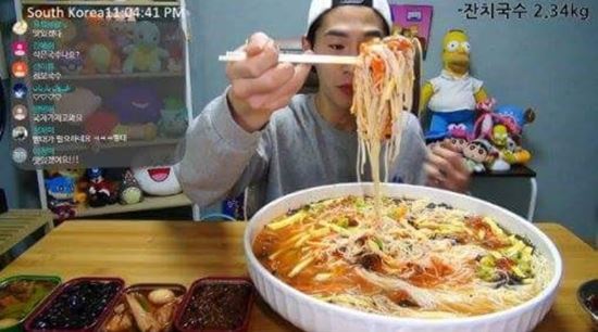 먹방 스타 밴쯔가 탄핵 기념으로 먹은 잔치국수 2.34㎏의 의미는?