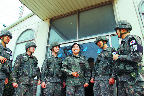 큰누나처럼, 막내이모처럼…   믿음으로 서부전선 용사들 지킵니다