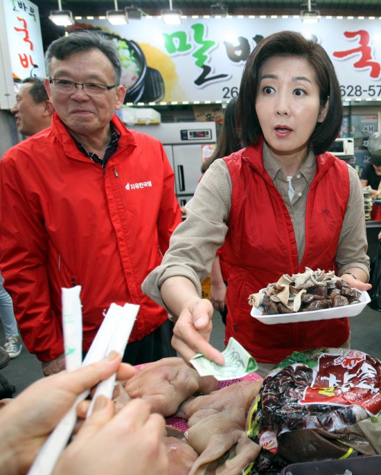 [포착] 말바우시장서 순대 먹는 나경원