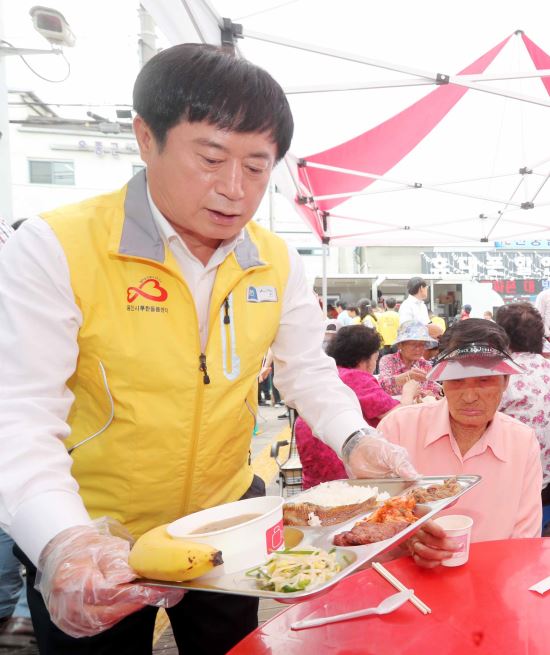  ‘사랑의 밥차’ 배식하는 정찬민 시장 “소외계층 돕는 사업 더 많아지도록 민관 협력”