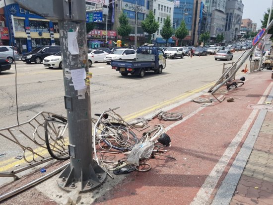 어린이집 버스, 보행자 들이받아…2명 사망·9명 부상