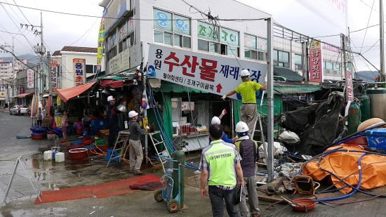 진해 용원수산물재래시장 불법구조물 철거하는 직원들