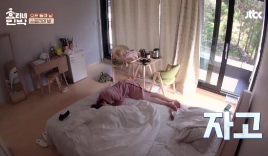 효리네 민박에서 기역(ㄱ)자로 잠을 청한 아이유 