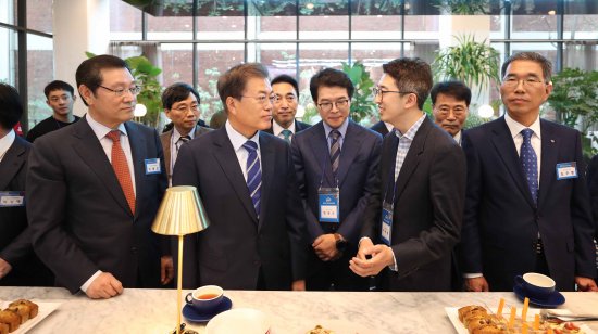 헤이그라운드 입주기업 대표들과 환담하는 문 대통령