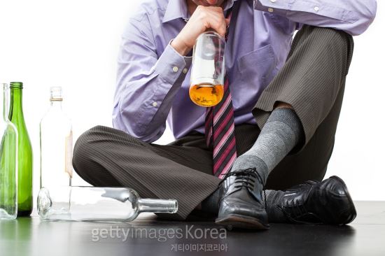알코올중독 ‘가상현실 치료’ 내년 도입… 술 거절 ‘VR 훈련’