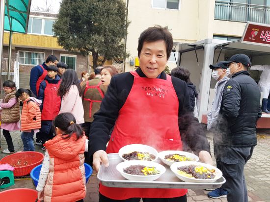 세계사진관 구재규 대표 등 봉사자 20명 신명보육원 나눔의 짜장차 봉사구슬땀