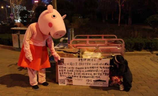 아픈 딸과 치료비 4000만원… ‘돼지 옷’ 입고 거리 나선 中 아빠