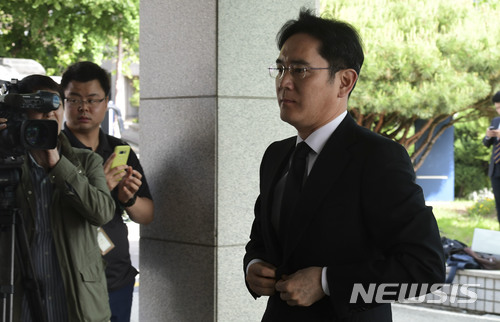 文 대통령 “재계 큰 별 졌다”… 구본무 LG회장 별세에 안타까움 표현
