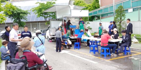 인천곰두리봉사회, 자장면 봉사 본격화