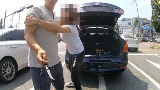  “배 따버린다” 보복운전 모자라 칼로 위협한 BMW 운전자