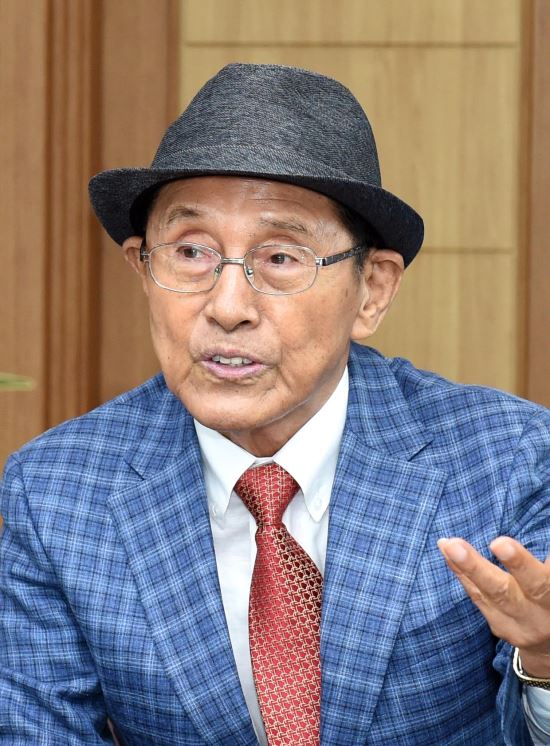 ‘55년 전’ 장학금 혜택 받은 노신사, 모교에 2000만원 기부