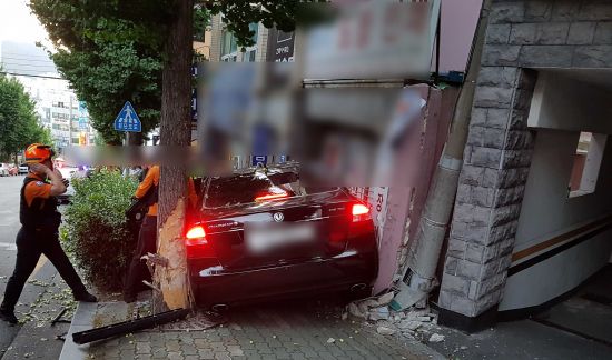 부산서 승용차가 인도로 돌진…3명 부상