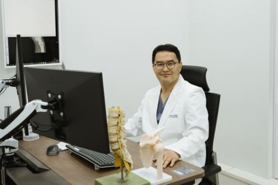 잘못된 자세나 교통사고 후유증으로 인한 통증, 정형외과 도수 교정으로 개선 가능