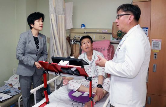 산재환자 위문하는 김영주 장관
