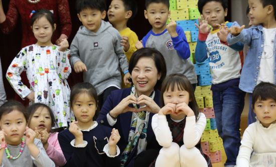 ‘유치원 방문’ 유은혜 부총리, 아이들 따라 천진난만 ‘미소’