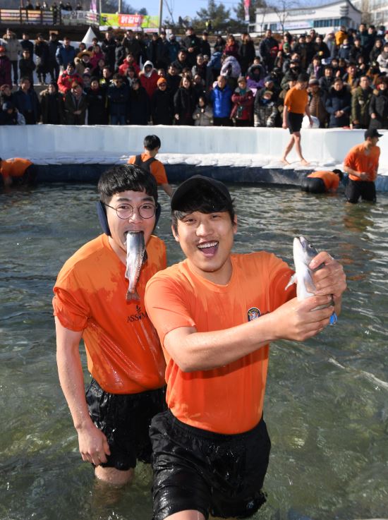 [포토] 짜릿한 산천어 맨손잡기 