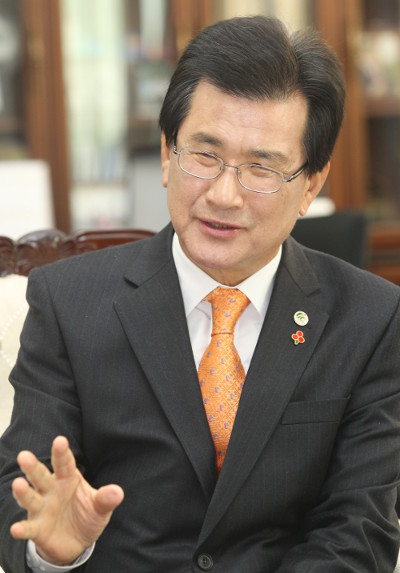 [신년 초대석-이시종 충북지사] “100년 먹거리 위해 강호축 개발… 하나된 대한민국 실현할 것”