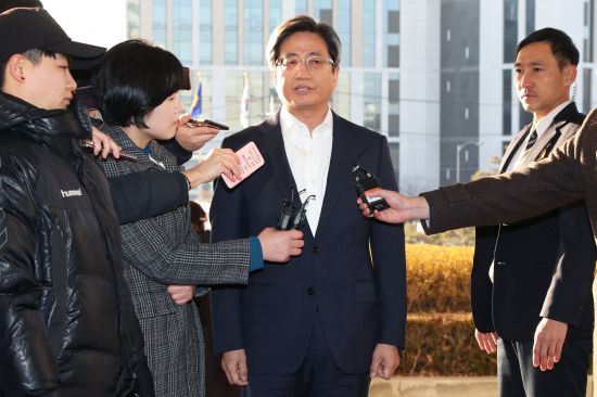 "참담하고 부끄러워" 김명수 대법원장, '양승태 구속'에 머리 숙여 사과