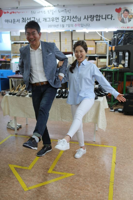 [포토]문대통령도 신는 아지오 구두 “편하고 좋네요”
