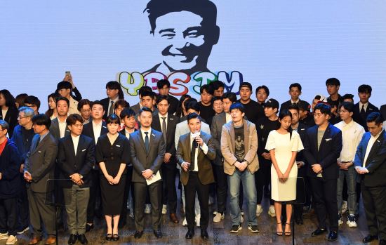 예스아이엠 컴퍼니 임직원들과 인사하는 임창정