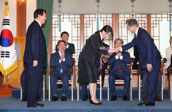 ‘밀착 내조’ 윤석열 부인 김건희, 靑 임명장 수여식 등장