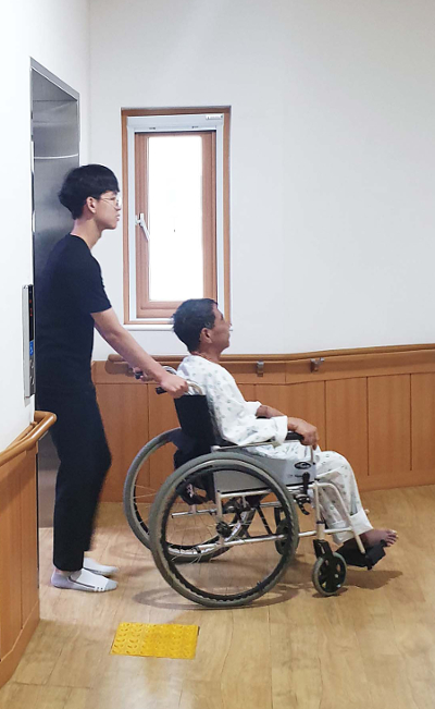 [현장]  주님께 향하는 영혼을… ‘마지막’ 함께한 청년들, 소명 되새기다