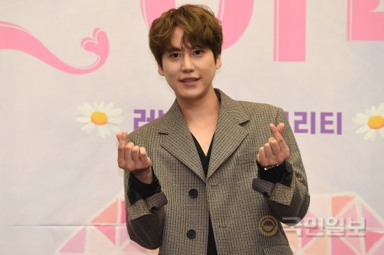 ‘노래에 반하다’ 규현의 달콤한 손가락 하트
