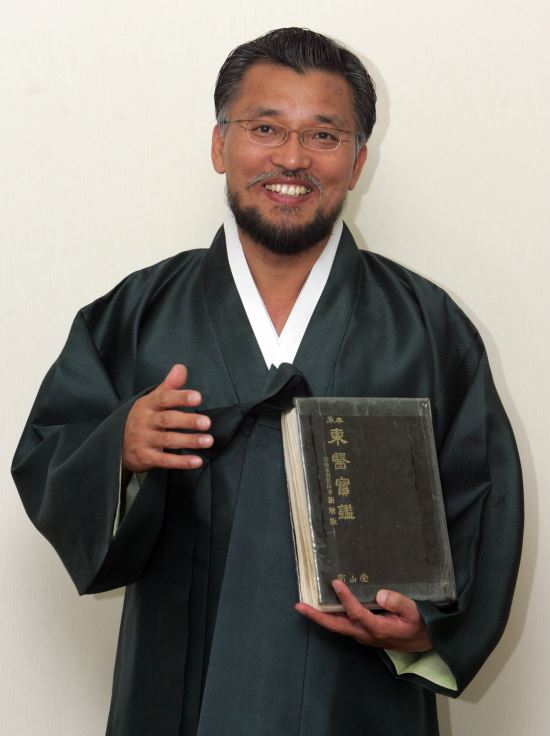 [포토]호일침 한의원 김광호 한의사, 닥터 김광호 크림을 이용한 대나무 무릎케어