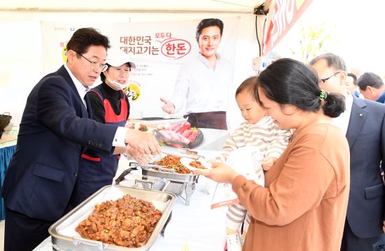 “돼지고기 먹고 양돈농가 도와 줍시다”