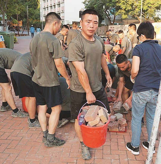 홍콩 도심 청소 작업 中 최강 대테러부대… 軍 투입 임박 신호?