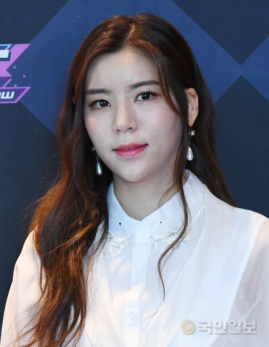 인사말 전하는 ‘위걸스’와 가수 ‘희’