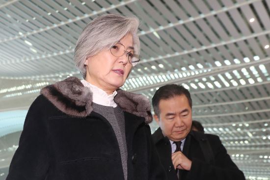미국행 강경화 “호르무즈, 美 생각 들어보고 정부 결정에 참고”