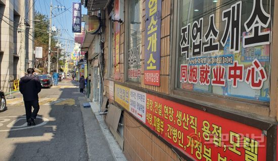 발길 뚝 끊긴 대림동 인력시장…“구직자도 고용자도 없어요”