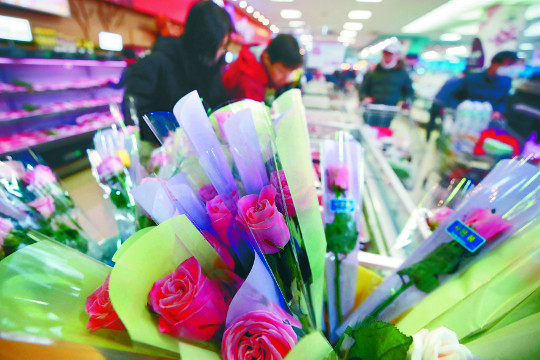 [포토] 하나로마트 “등심 사면 장미꽃도 드려요”