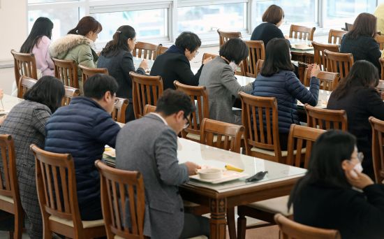 [포착] 코로나19가 만든 요즘 대구 구내식당 풍경